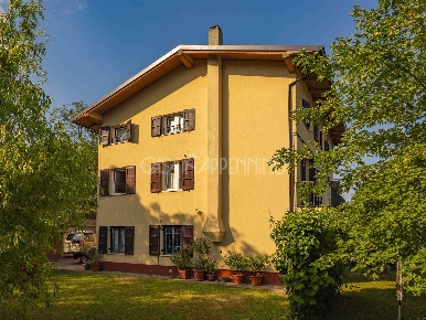 Foto Case semi ndipendenti a Polinago di 246 m² con 8 locali in vendita