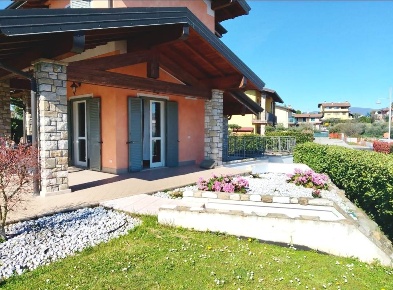 Foto Villa unifamiliare a Moniga del Garda di 100 m² con 3 locali