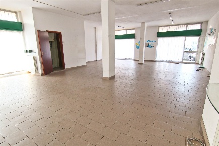 Foto Attività commerciale in Via Ai Campi 1, Cogliate Centro di 210 m²