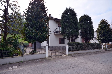 Foto Villa bifamiliare a Valsamoggia Bazzano di 264 m² con 7 locali