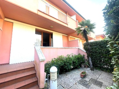 Foto Villa a schiera a Massa Marina di Massa Centro di 75 m² con 3 locali