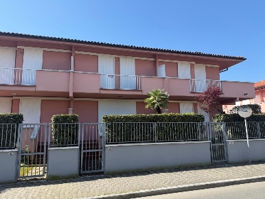 Foto Villa a schiera a Massa Marina di Massa Centro di 75 m² con 5 locali
