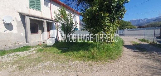 Foto Appartamento a Massa Centro di 80 m² con 4 locali in vendita
