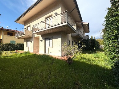 Foto Villa a schiera a Massa Marina di Massa Centro di 100 m² con 4 locali