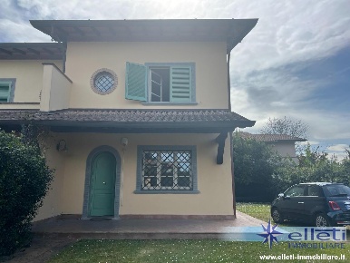 Foto Villa a schiera a Forte dei Marmi Centro di 152 m² con 7 locali