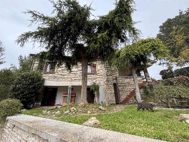 Foto Villa bifamiliare a San Severino Marche di 299 m² con 9 locali