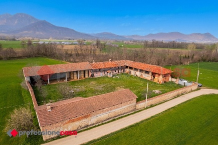 Foto Rustico in Via Rio Torto 1, Frossasco di 300 m² con 5 locali