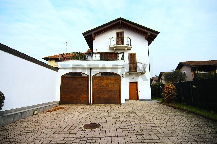 Foto Villa unifamiliare in Via Monte Rosa 5, Gavirate Centro di 300 m²