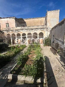 Foto Casa indipendente a Sinnai Centro di 265 m² con 8 locali in vendita
