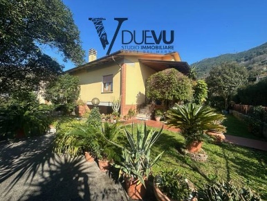 Foto Villa unifamiliare in Via Castiglione, Seravezza di 90 m² con 6 locali