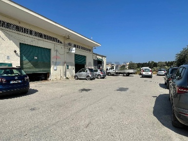 Foto Locale commerciale in VIA SANT' ANDREA 8-10, Bitritto di 230 m²