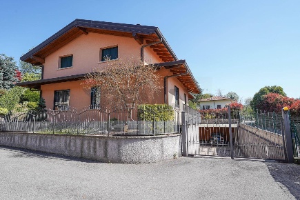 Foto Villa unifamiliare a Villa d'Adda Centro di 330 m² con 6 locali