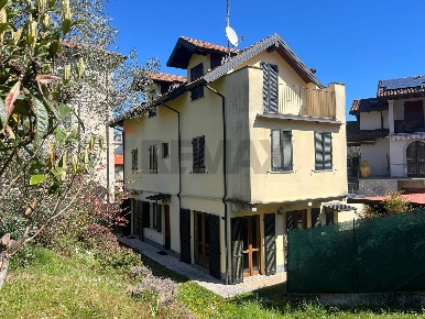 Foto Casa indipendente in Via Binda 19, Besozzo Centro di 181 m² in vendita