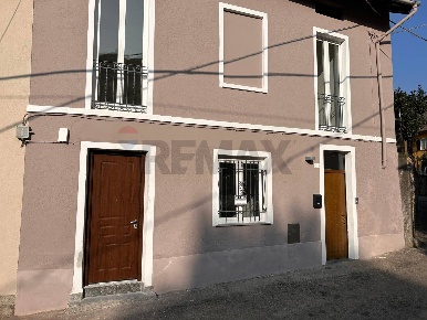 Foto Casa indipendente a Porto Valtravaglia Centro di 112 m² con 5 locali