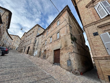 Foto Casa indipendente a Fermo Centro di 300 m² con 15 locali in vendita