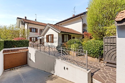Foto Villa unifamiliare in Via Bernina 16, Camparada Centro di 305 m²