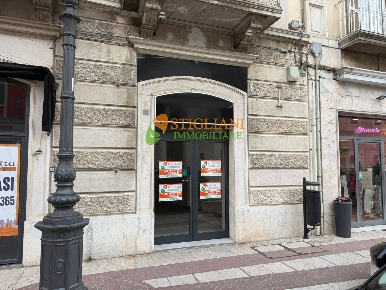 Foto Locale commerciale in Piazza Pepe, Campobasso Centro Storico di 75 m²