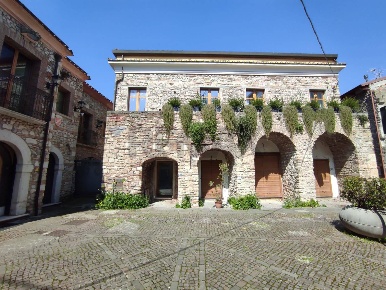 Foto Locale commerciale a Benevento Centro Storico di 170 m² con 3 locali