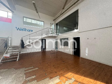 Foto Locale commerciale a Cagliari Marconi di 550 m² con 2 locali
