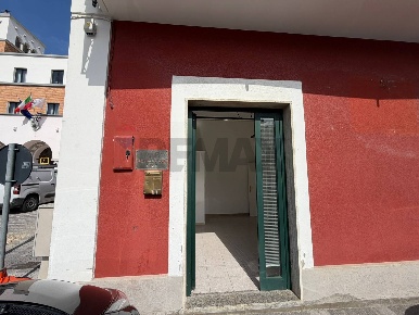 Foto Negozio in PIAZZA GUGLIELMO MARCONI 31, Cappelle sul Tavo Centro