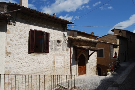 Foto Appartamento in Via Dei Mori 21, Navelli Centro di 105 m² con 3 locali