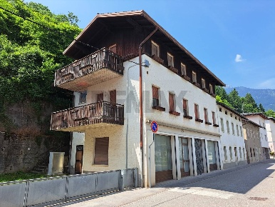 Foto Case semi ndipendenti a Lamon Centro di 270 m² con 8 locali in vendita