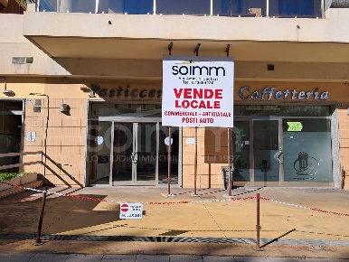 Foto Locale commerciale a Cagliari Genneruxi di 350 m² con 3 locali