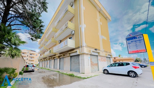 Foto Locale commerciale in Corso Vittorio Emanuele II 11, Taranto di 343 m²