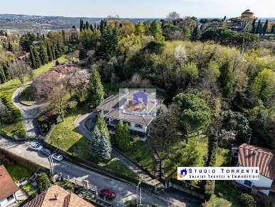 Foto Villa unifamiliare a Como Borghi di 600 m² con 8 locali in vendita