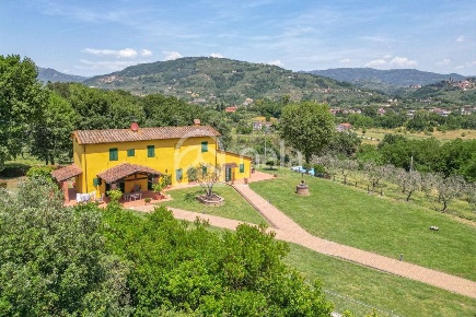 Foto Villa unifamiliare a Uzzano Forone di 376 m² con 15 locali in vendita