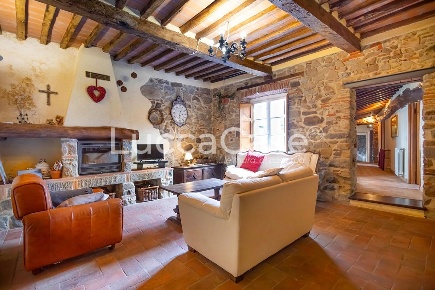 Foto Casale a Villa Basilica di 550 m² con 21 locali in vendita