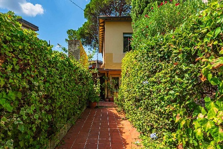 Foto Villa unifamiliare a Montecatini-Terme di 260 m² con 9 locali
