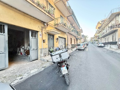 Foto Garage in Via 4 Novembre 17, Mascalucia Centro di 71 m² con 2 locali