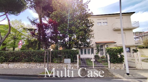 Foto Villa bifamiliare a Camaiore Lido di Camaiore di 175 m² in vendita