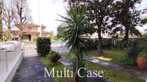 Foto Villa bifamiliare in Via Gasparini, Camaiore Lido di Camaiore