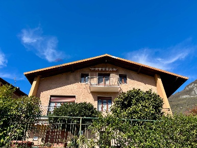 Foto Case semi ndipendenti a Costa Volpino Centro di 280 m² con 8 locali