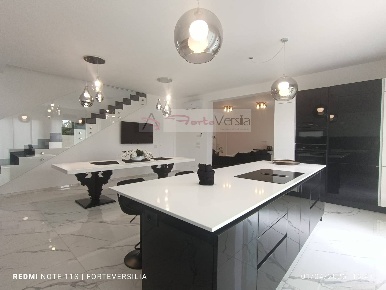 Foto Villa unifamiliare a Pietrasanta di 210 m² con 7 locali in vendita