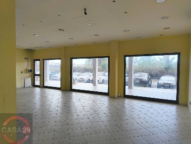 Foto Locale commerciale in Viale Giulio Cesare, Latina Centro di 118 m²