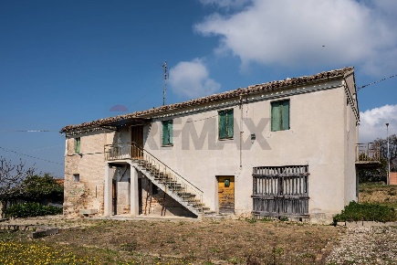 Foto Rustico a Recanati Centro di 270 m² con 8 locali in vendita