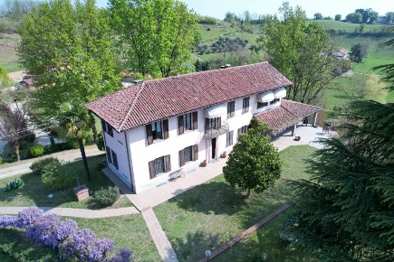 Foto Rustico in località Vallarone, Asti Corso Alba - Variglie di 325 m²