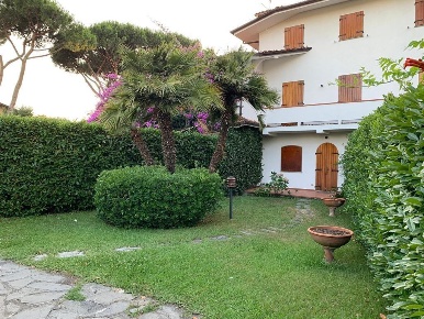 Foto Villa unifamiliare a Montignoso Cinquale di 140 m² con 7 locali