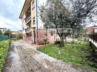 Foto Villa bifamiliare a Lucca San Concordio di 210 m² con 9 locali