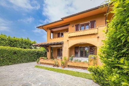Foto Villa unifamiliare a Forte dei Marmi Centro di 390 m² con 10 locali