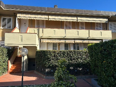 Foto Appartamento a Massa Marina di Massa Centro di 70 m² con 3 locali