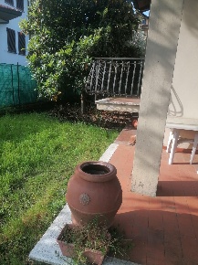 Foto Villa unifamiliare a Poggio a Caiano Centro di 300 m² con 10 locali