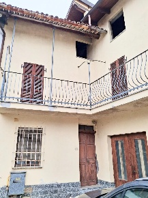 Foto Casa indipendente a Alice Bel Colle Centro di 255 m² con 8 locali