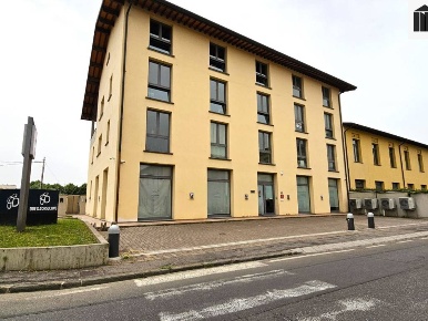 Foto Ufficio a Santa Croce sull'Arno di 300 m² con 6 locali in vendita