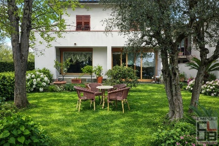 Foto Villa a schiera a Cerreto Guidi Bassa di 360 m² con 12 locali
