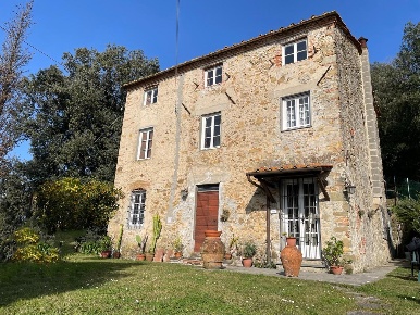 Foto Rustico a Massarosa Massarosa Paese di 260 m² con 8 locali in vendita