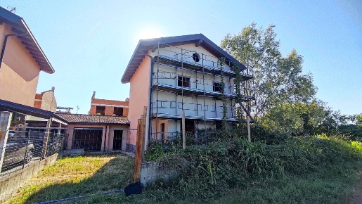 Foto Villa unifamiliare a Trovo Centro di 154 m² con 8 locali in vendita